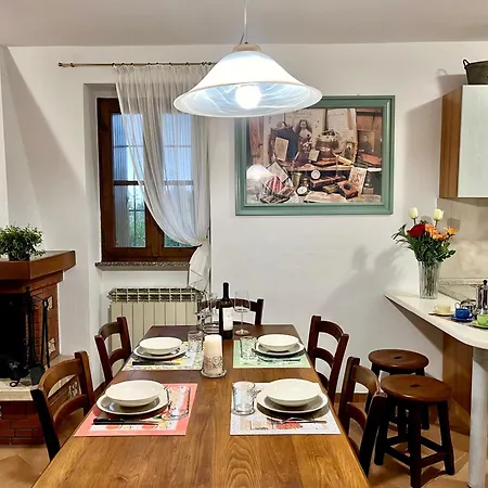 Appartamento Mirella In Centro Storico Casole dʼElsa Exterior foto